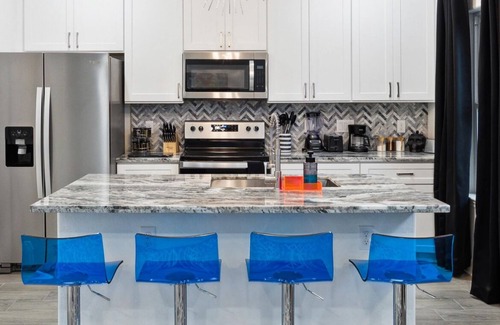 Northside Casa | Entire Duplex with 6-beds, AC, WiFi and a View of Downtown Houston!