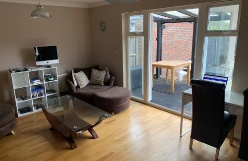 Ashford Casa | Entire Family Entertainment Holiday Home - 3 x Floors - Free Parking - Games Room - Private Garden - Workspace and Wifi 112mb - Self Check-in