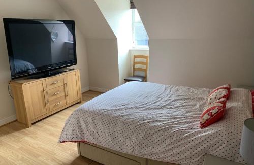 Ashford Casa | Entire Family Entertainment Holiday Home - 3 x Floors - Free Parking - Games Room - Private Garden - Workspace and Wifi 112mb - Self Check-in