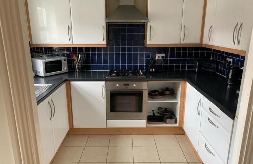 Ashford Casa | Entire Family Entertainment Holiday Home - 3 x Floors - Free Parking - Games Room - Private Garden - Workspace and Wifi 112mb - Self Check-in
