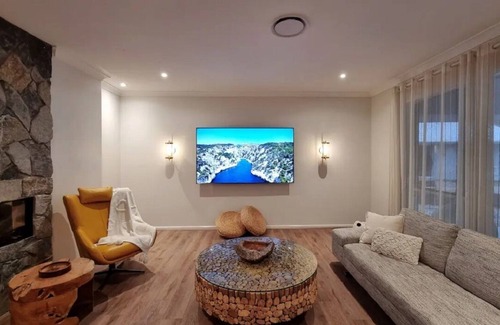 Wongawallan Casa | Entire family & wedding accommodation Gold Coast
