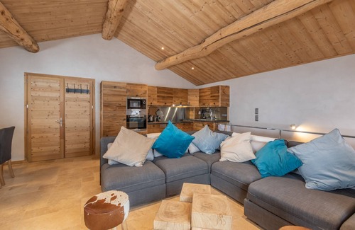 Arc-1600 Chalet De Esquí | Todo el chalet renovado en las laderas 5 minutos a pie Arco 1600 8ch 6sdb 24pers