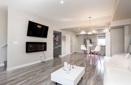 Fort Gary Casa | Entire Glitter House 4 Bedroom 3 bath with hottub!