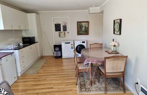 Johnsonville Casa | Entire Ground Floor Full Privacy Family-friendly Popular to Ferry-catchers
