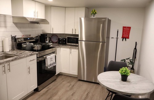 West Edmonton Casa | Entire guest suite(1BR basemnt) Close to West Edmonton Mall, Henday & amenities
