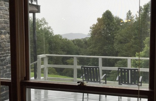 Little Switzerland Apartamento | Suite completa para huéspedes en Haus Edelweiss en la Blue Ridge Parkway