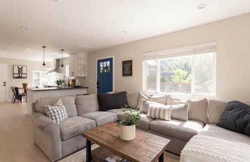 Castro Valley Cabaña | Entire Hilltop Cottage Retreat with Canyon Views: Heart of the the Bay Area