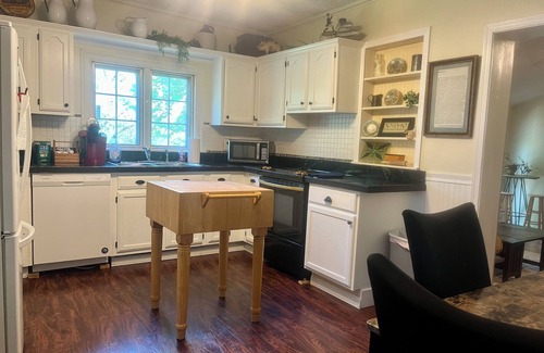 Ono Casa | Entire Historic Home with so much space! Huge family room & playroom for kids!