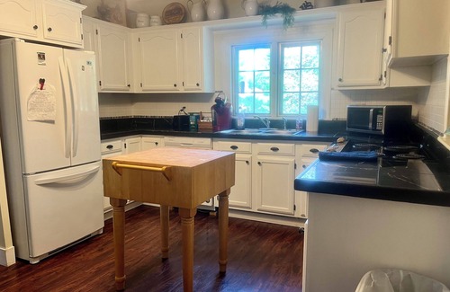Ono Casa | Entire Historic Home with so much space! Huge family room & playroom for kids!