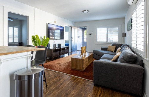Los Angeles Casa | ENTIRE HOME 2 bed 1 bath!