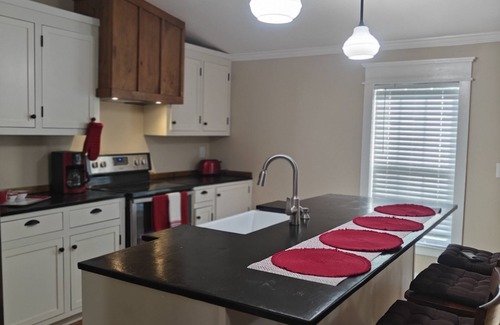 Coker Otro | Entire Home! 3br 2ba sleeps up to 8! Only 9 miles from BryantDenny Roll Tide!