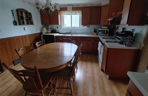 Canandaigua Casa | Entire Home - 4 Bedroom - Sleeps 10 Canandaigua - Steps Off Main St / Downtown