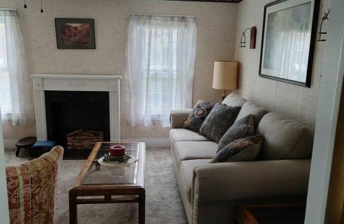Canandaigua Apartamento | Entire Home - 4 Bedroom - Canandaigua - Steps Off Downtown - Walking distance to Restaurants, Shops, Breweries & Pubs