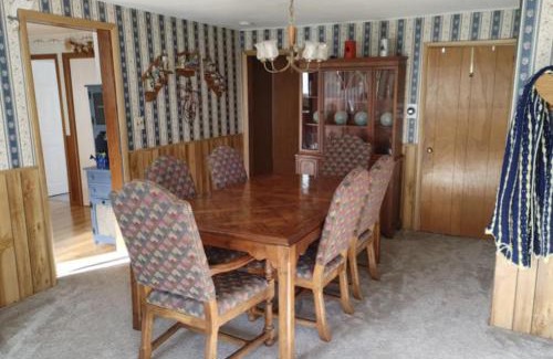 Canandaigua Apartamento | Entire Home - 4 Bedroom - Canandaigua - Steps Off Downtown - Walking distance to Restaurants, Shops, Breweries & Pubs