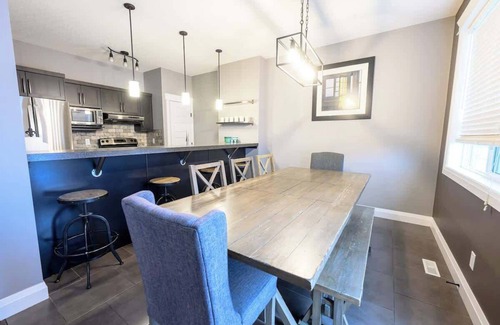 Grande Prairie Casa | Entire Home 4Bd 3.5Bath | WIFI | Smart TVs