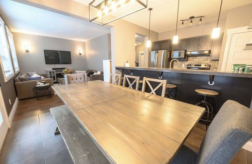 Grande Prairie Casa | Entire Home 4Bd 3.5Bath | WIFI | Smart TVs