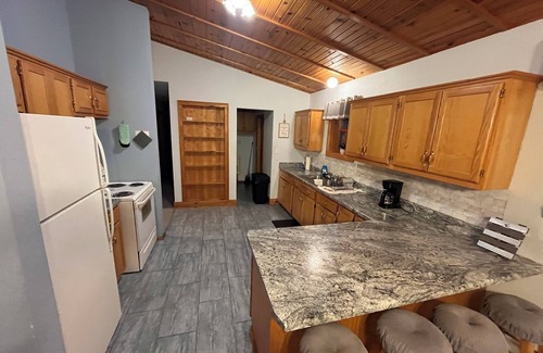 Manchester Casa | Entire Home / Cabin - Cozy Cottage Vibes with Fire Pit, Full Kitchen & Garden