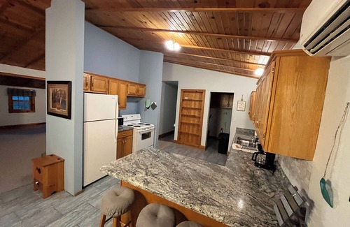 Manchester Casa | Entire Home / Cabin - Cozy Cottage Vibes with Fire Pit, Full Kitchen & Garden