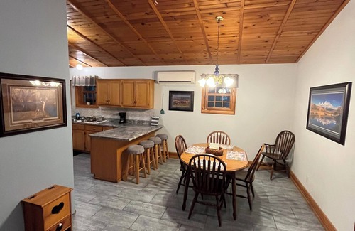 Manchester Casa | Entire Home / Cabin - Cozy Cottage Vibes with Fire Pit, Full Kitchen & Garden