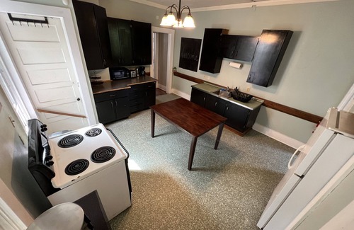 Geneva Casa | Entire Home: Central & Spacious 8BD 2.5 BA in DT Geneva