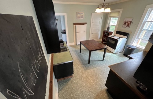 Geneva Casa | Entire Home: Central & Spacious 8BD 2.5 BA in DT Geneva
