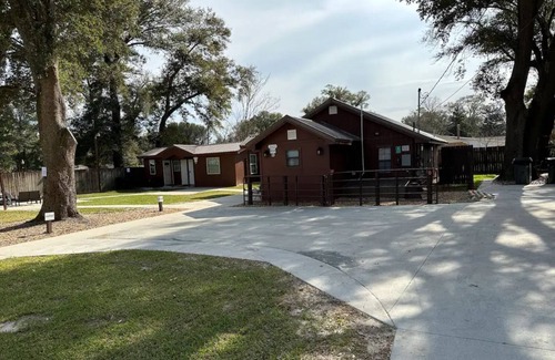 Northwest Pensacola Cabina | Entire Home - Dawn Villa Sleeps 6 Low Price!