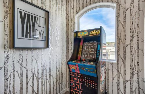 Woodmoor Casa | Entire Home Game Room Basement FirePit