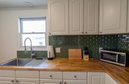 Rocky River Casa | Entire Home in Rocky River, Ohio. Close to westside bars and restaurants!