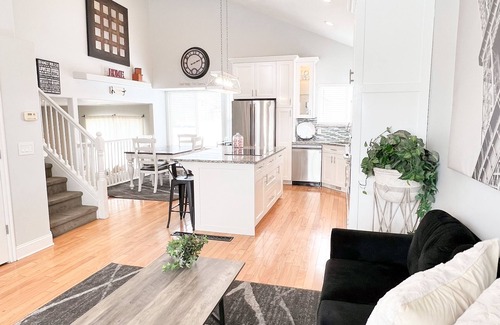 West Valley City Casa | ENTIRE HOME IN THE CENTER OF WEST VALLEY, CLOSE TO RESTAURANTS, SHOPPING STORES!