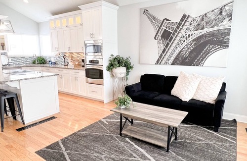 West Valley City Casa | ENTIRE HOME IN THE CENTER OF WEST VALLEY, CLOSE TO RESTAURANTS, SHOPPING STORES!
