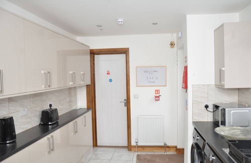 West Bromwich Casa | Entire Home in West Bromwich, Near Birmingham, West Midlands