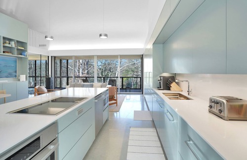 Vineyard Haven Casa | Entire home in West Tisbury, Massachusetts minutes from Lambert's Cove