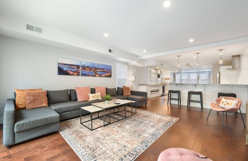 South Side Flats Casa | Entire Home Lux Master Terraces 4 Car