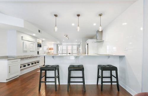 South Side Flats Casa | Entire Home Lux Master Terraces 4 Car