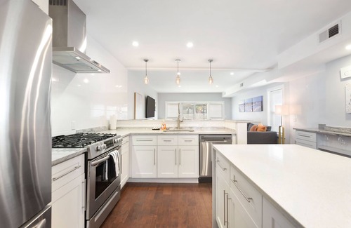 South Side Flats Casa | Entire Home Lux Master Terraces 4 Car