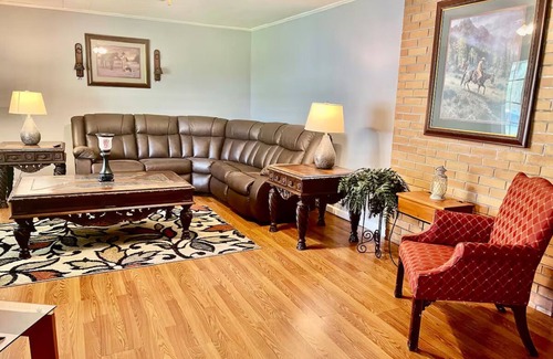 Isom Casa | Entire Home near Whitesburg