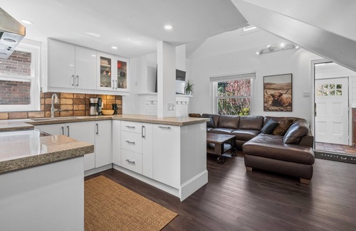 Upper Beaches Casa | Entire Home, Newly Renovated, Sleeps 6, Upper Beaches with Hot Tub and Parking