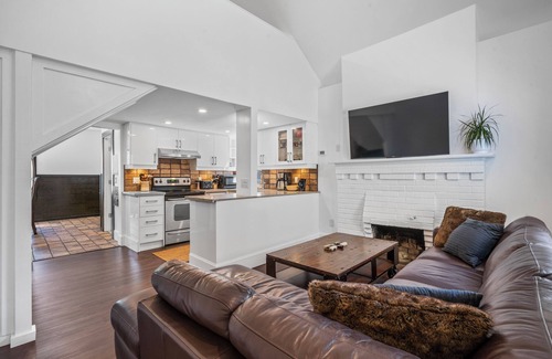 Upper Beaches Casa | Entire Home, Newly Renovated, Sleeps 6, Upper Beaches with Hot Tub and Parking
