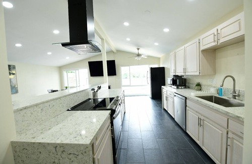 Serra Mesa Casa | Entire home, Pool, Free Parking, WiFi, Family Neighborhood!