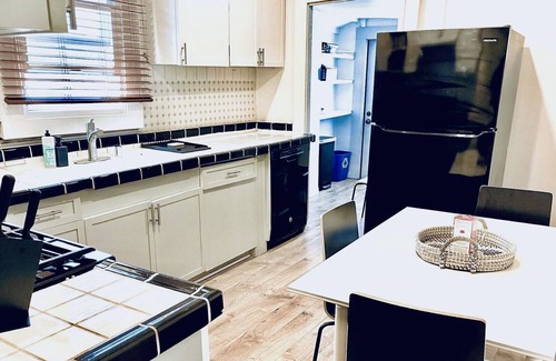 Golden Hill Cabaña | ☀️Entire Home⭐️Private outdoor yard/dining space, Central A/C, parking!🚗