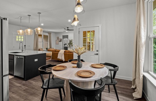 Bella Vista Casa | Contemporary Comfort: Your Home Away from Home