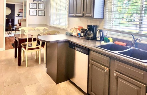 Historic Old Town Casa | Entire House Walking distance to downtown Niagara on the Lake