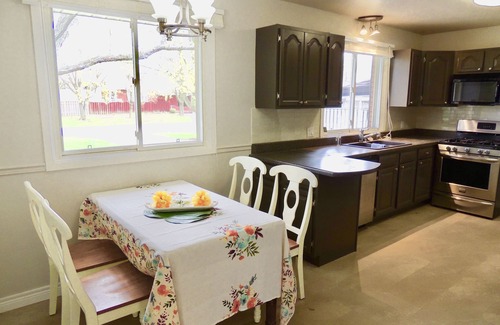 Historic Old Town Casa | Entire House Walking distance to downtown Niagara on the Lake