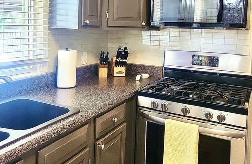 Historic Old Town Casa | Entire House Walking distance to downtown Niagara on the Lake