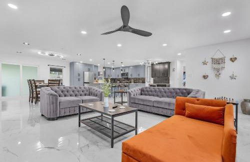 Iona Casa | Entire House 3 Bedroom 4 Queen Beds 2 Sofa Beds 3 Mattress Bunk Bed 2 Bath 4 Miles from Fort Myers Beach