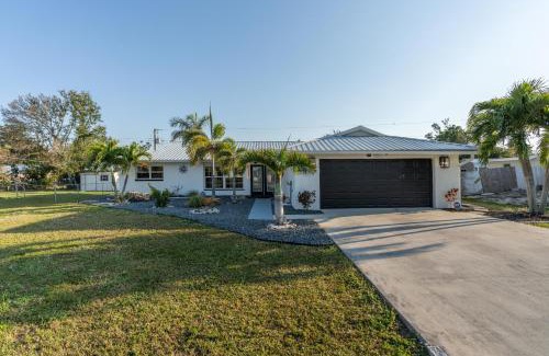Iona Casa | Entire House 3 Bedroom 4 Queen Beds 2 Sofa Beds 3 Mattress Bunk Bed 2 Bath 4 Miles from Fort Myers Beach