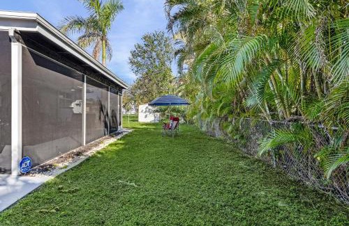 Iona Casa | Entire House 3 Bedroom 4 Queen Beds 2 Sofa Beds 3 Mattress Bunk Bed 2 Bath 4 Miles from Fort Myers Beach
