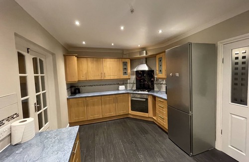 Reading Casa | Entire House, 4 Bedroom, Parking, WiFi, Bus/Train