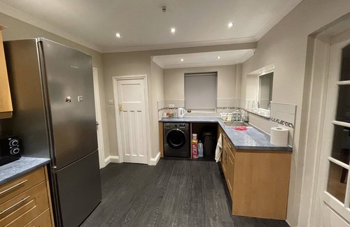 Reading Casa | Entire House, 4 Bedroom, Parking, WiFi, Bus/Train