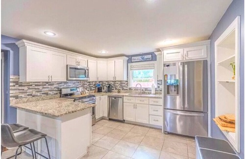 Cranston Casa | Entire House, 4 Bedrooms, Gym Room@10 mins to Providence